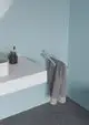 Handtuchstange in silberner Ausführung, montiert an einer hellblauen Wand. Ideal Standard Produkt zur Aufbewahrung von Handtüchern.